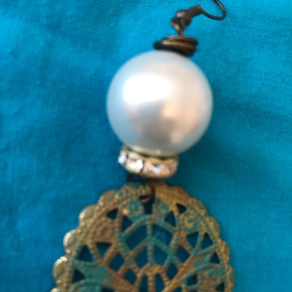 PEARL and metal with clear crystal stones earrings - Picture 4 of 5